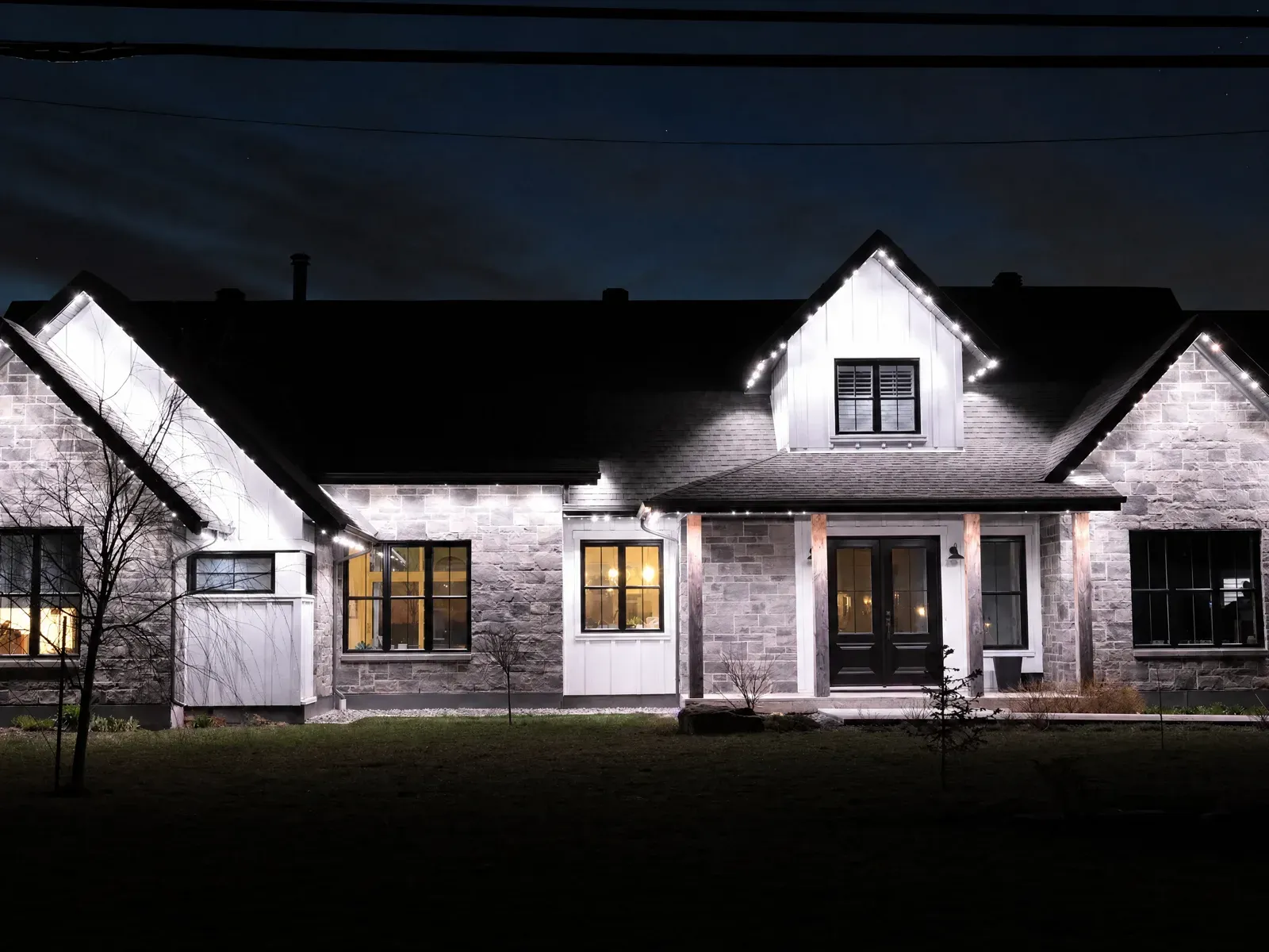 Vision Bleu permanent LED lighting on a Québec home