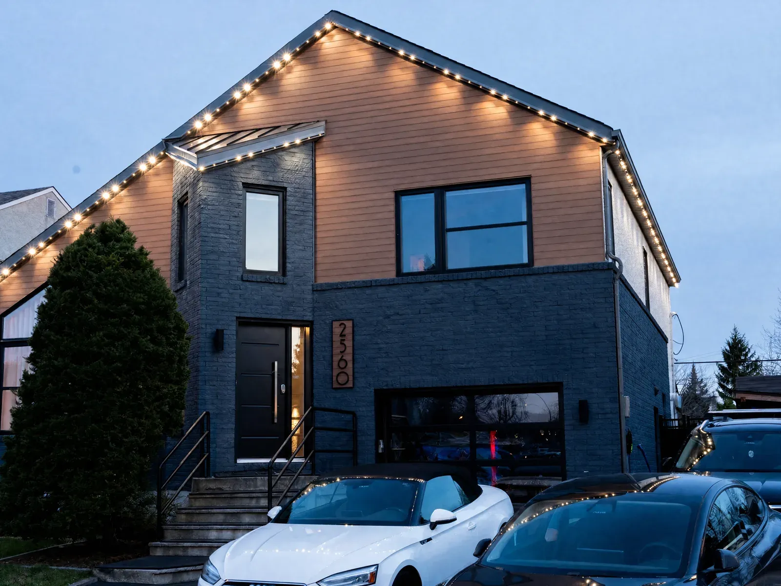 Vision Bleu permanent LED lighting on a Québec home