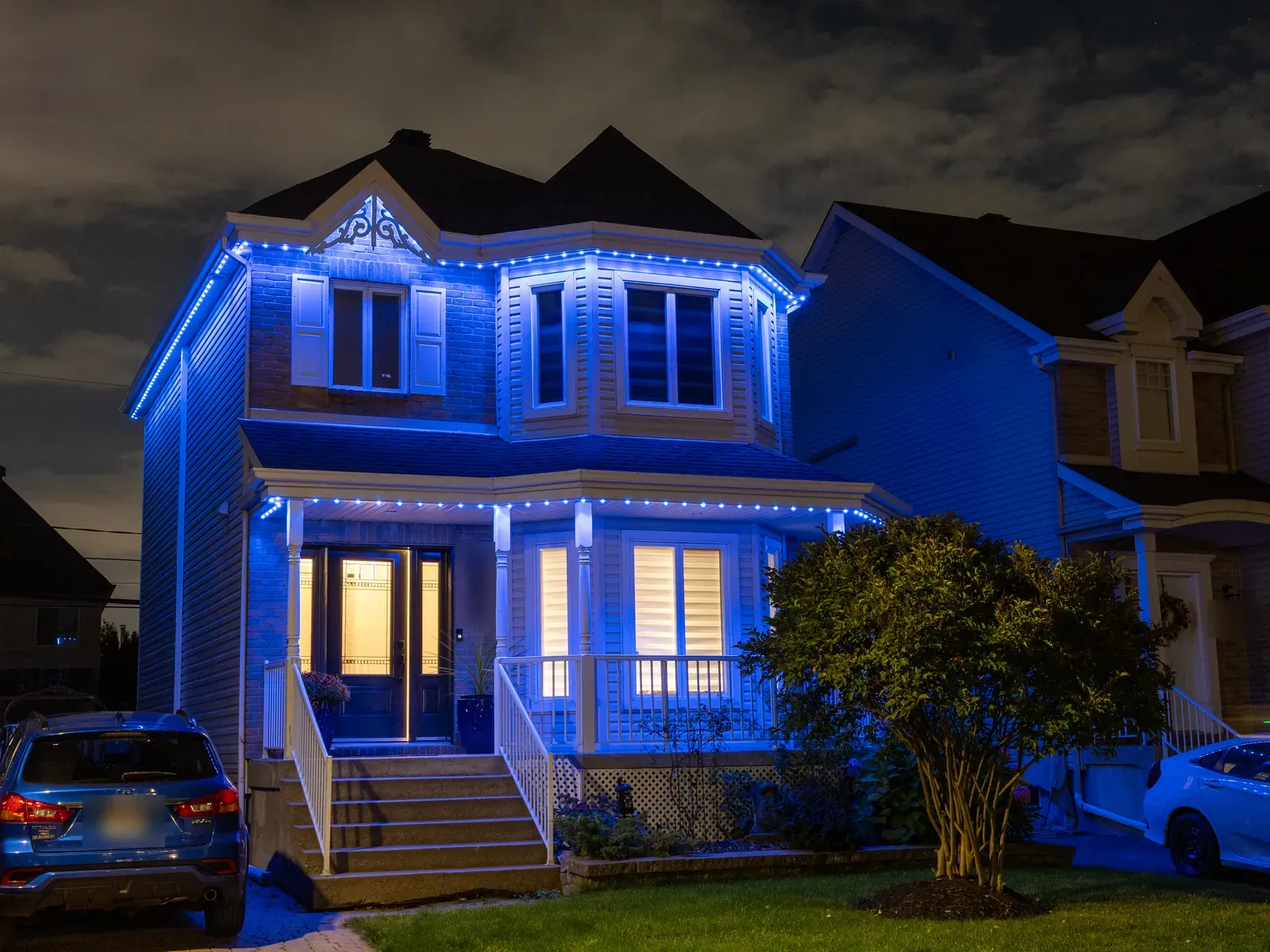 Vision Bleu permanent LED lighting on a Québec home — view 2