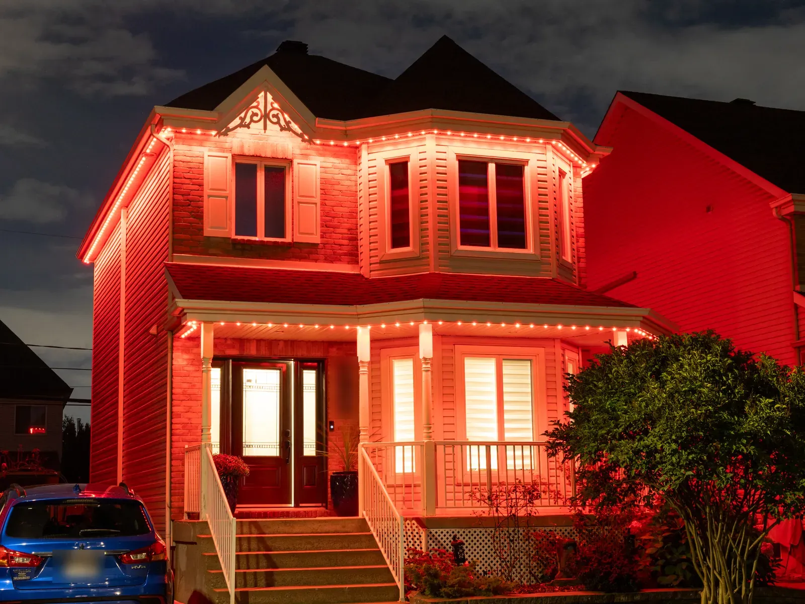 Vision Bleu permanent LED lighting on a Québec home — view 3
