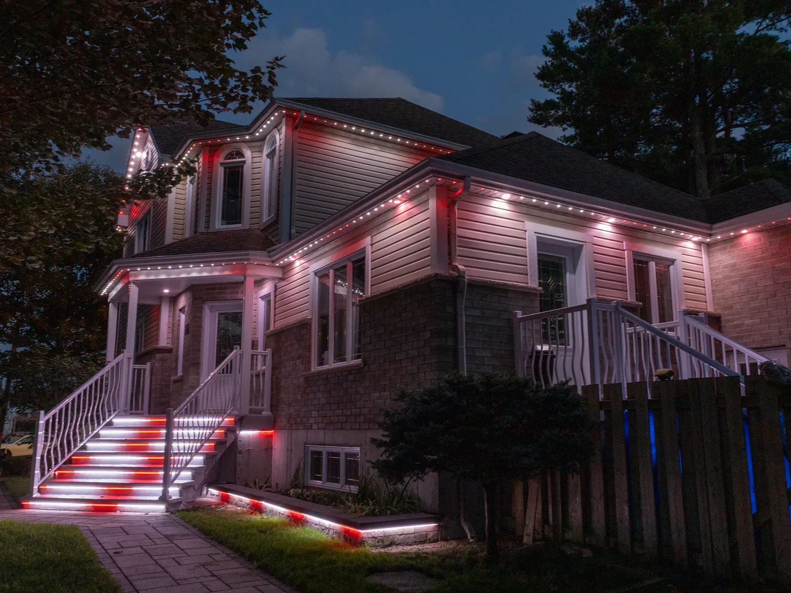 Vision Bleu permanent LED lighting on a Québec home — view 2