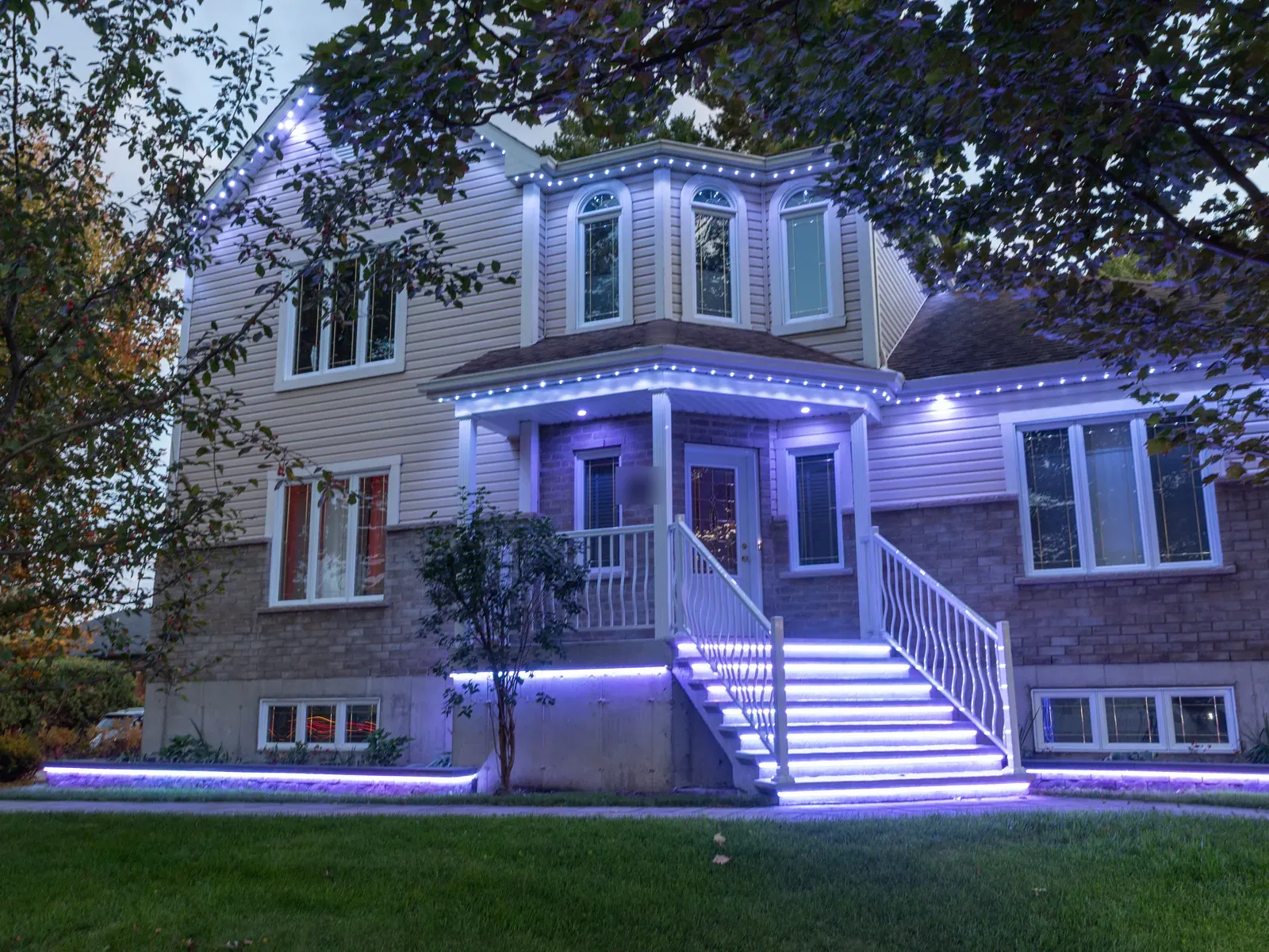 Vision Bleu permanent LED lighting on a Québec home — view 3