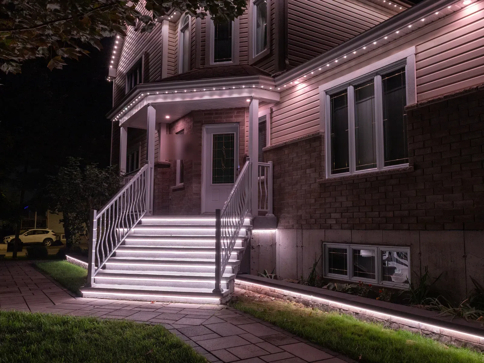 Vision Bleu permanent LED lighting on a Québec home — view 4