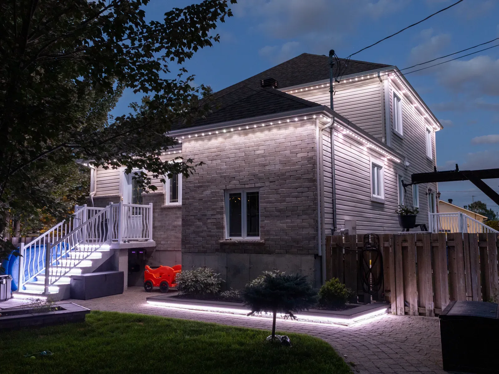 Vision Bleu permanent LED lighting on a Québec home — view 5