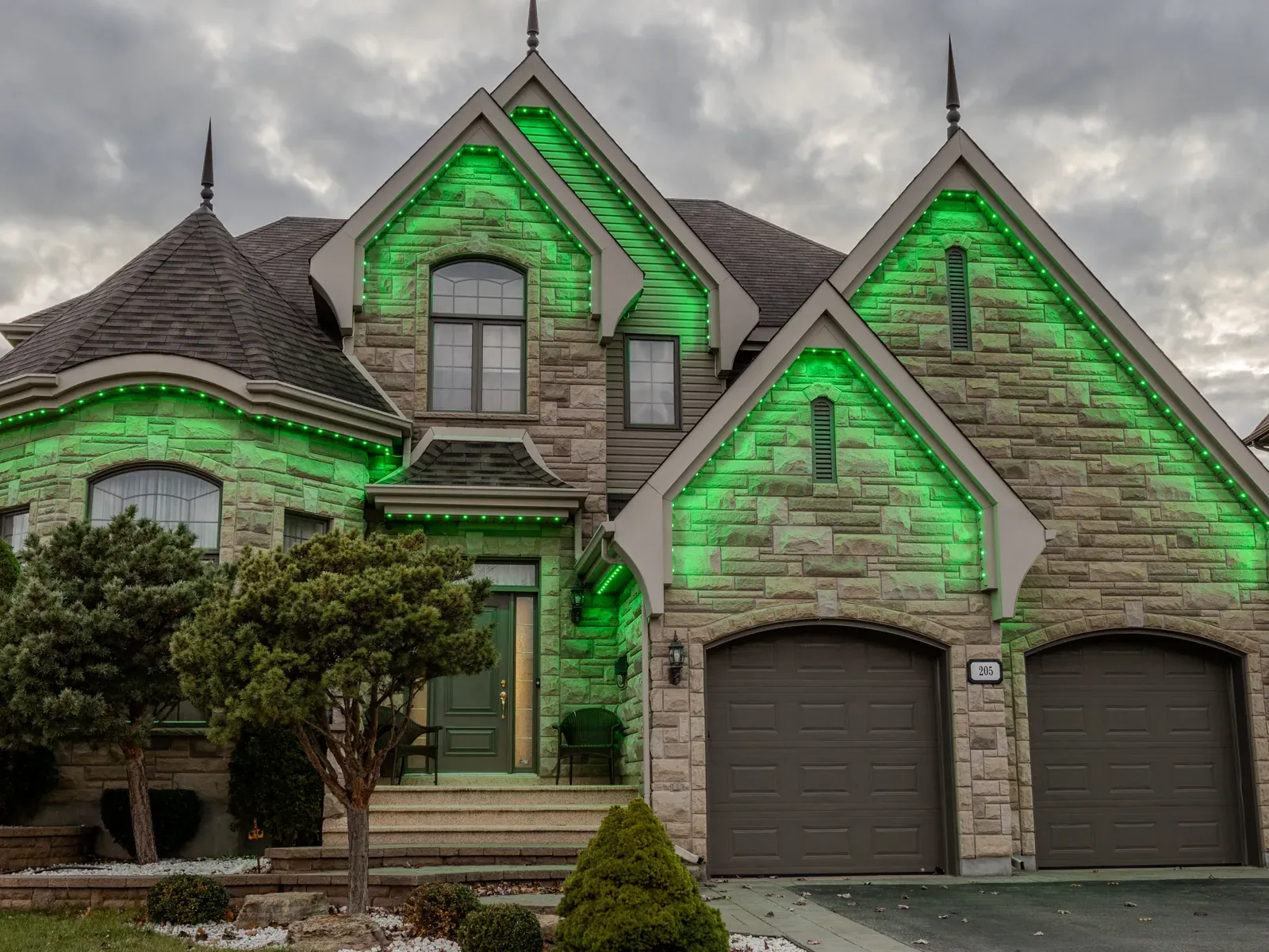 Vision Bleu permanent LED lighting on a Québec home — view 2