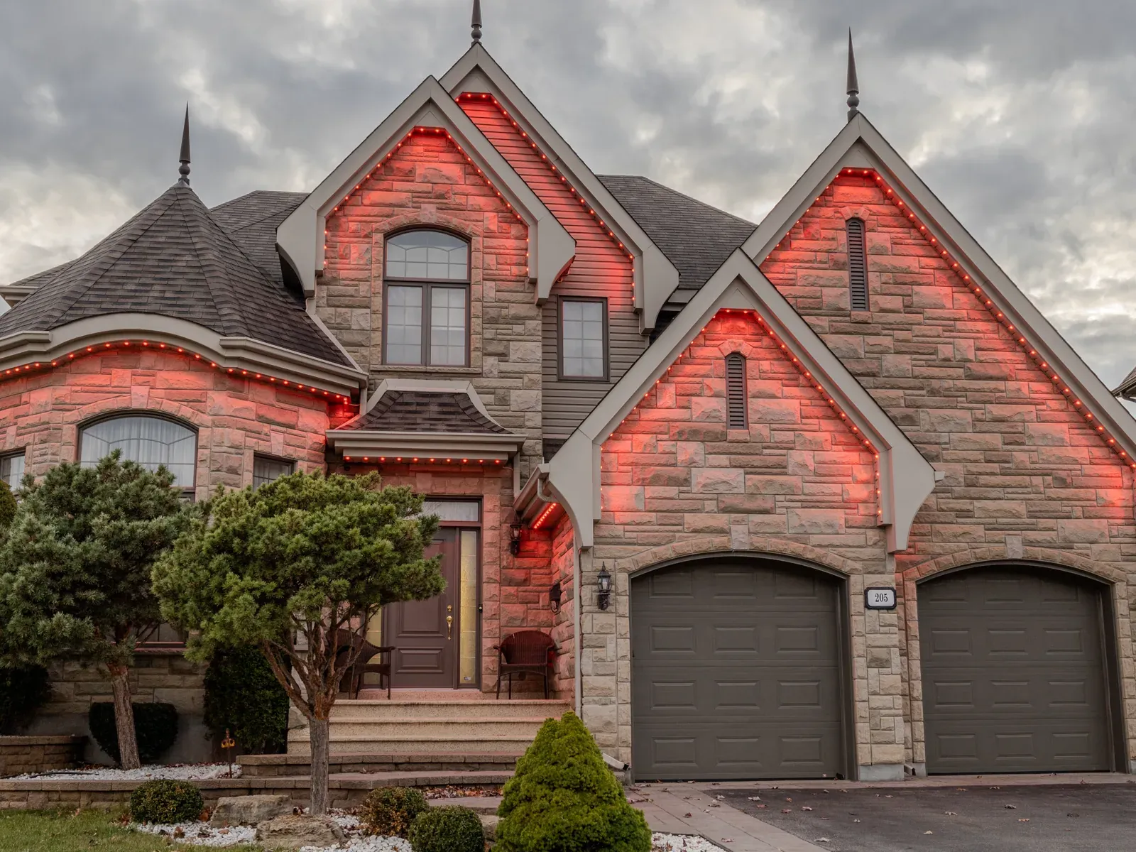 Vision Bleu permanent LED lighting on a Québec home — view 3