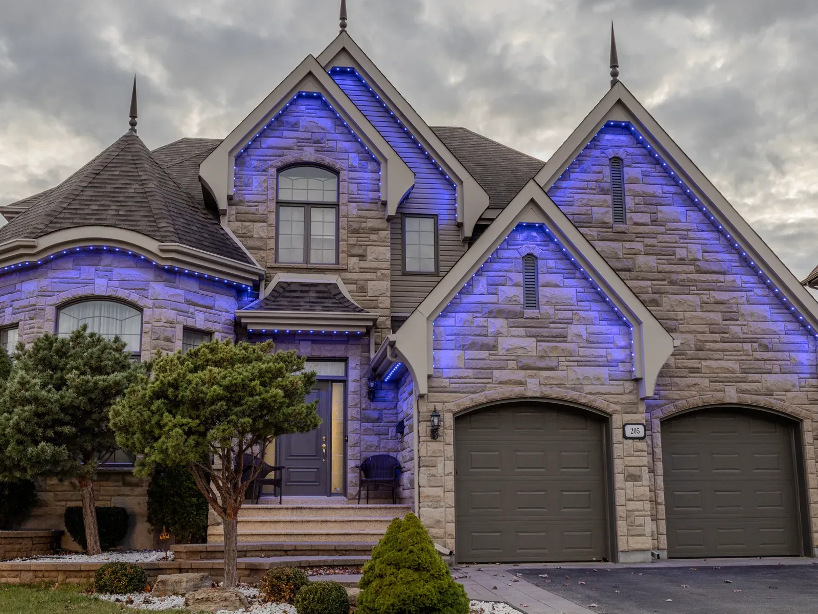 Vision Bleu permanent LED lighting on a Québec home — view 4