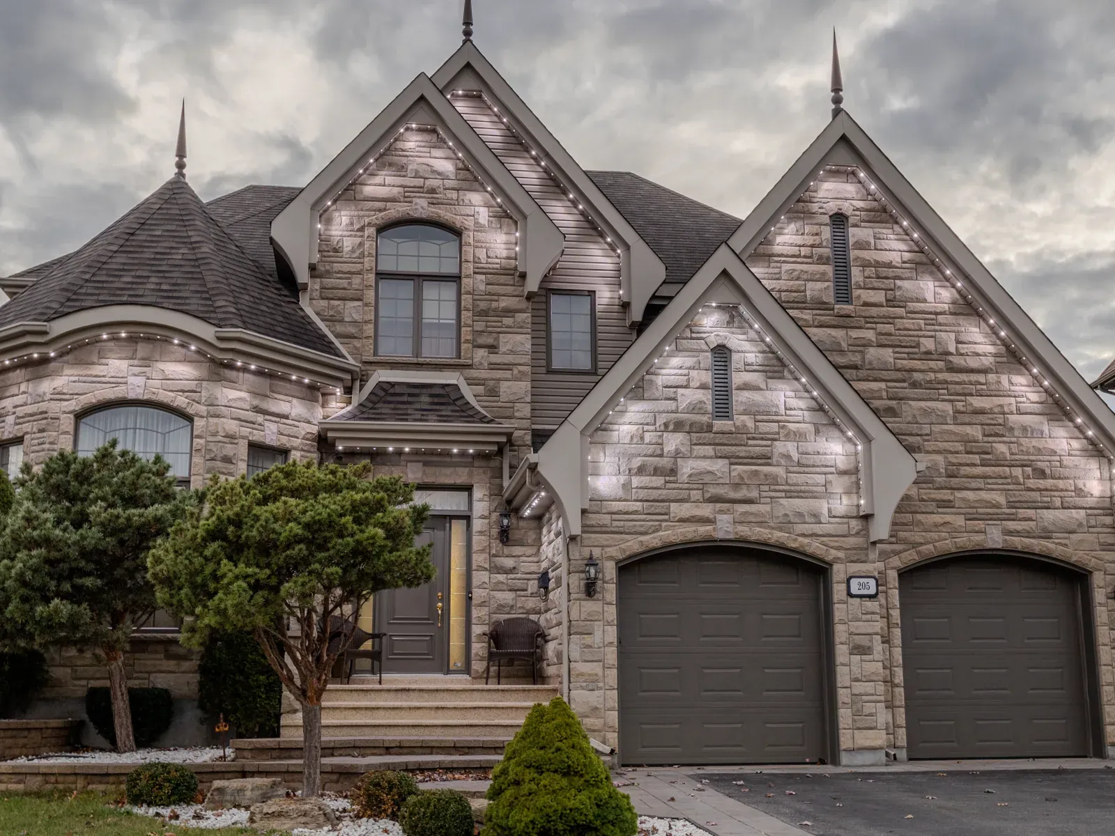 Vision Bleu permanent LED lighting on a Québec home — view 5