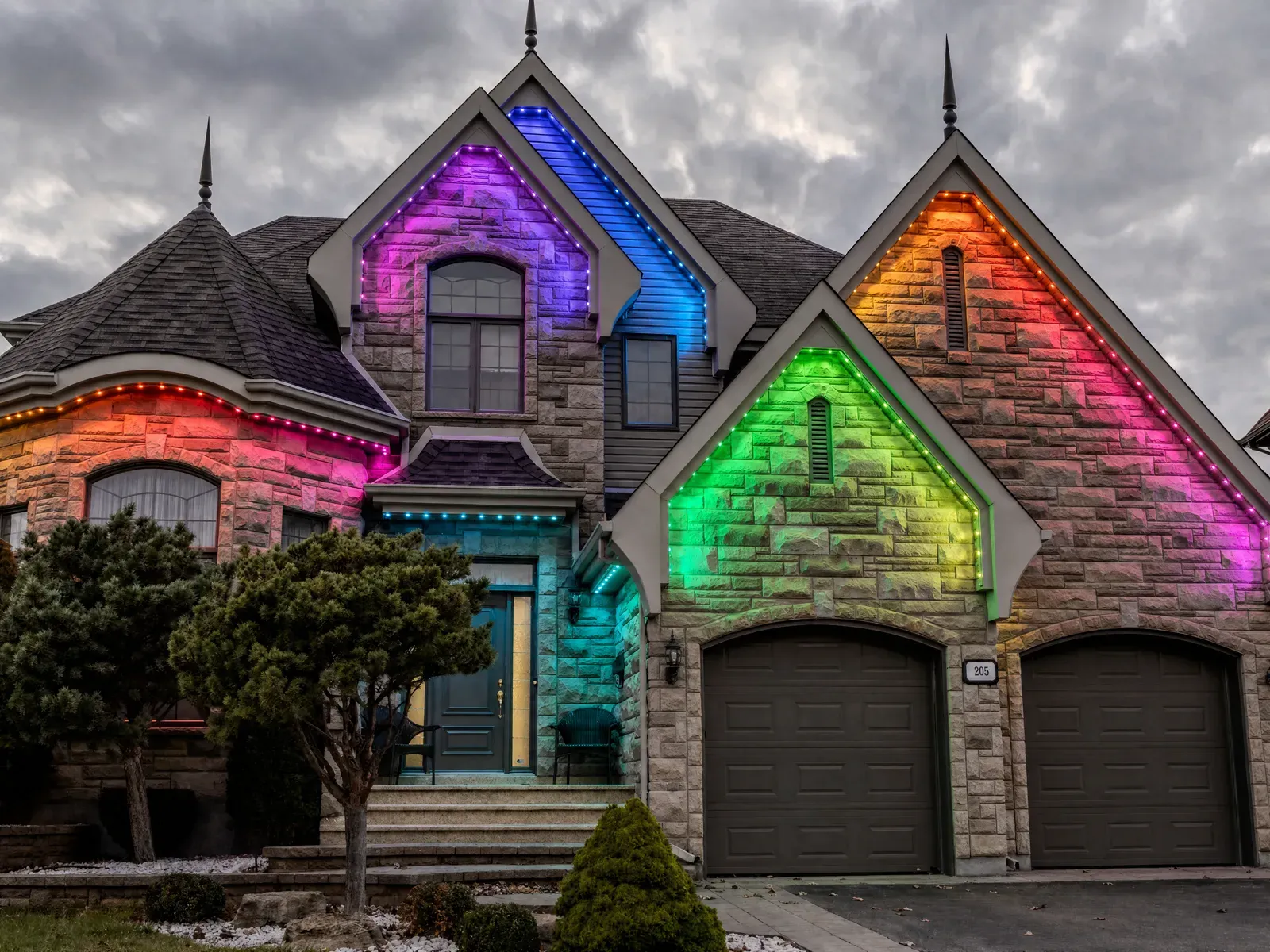 Vision Bleu permanent LED lighting on a Québec home