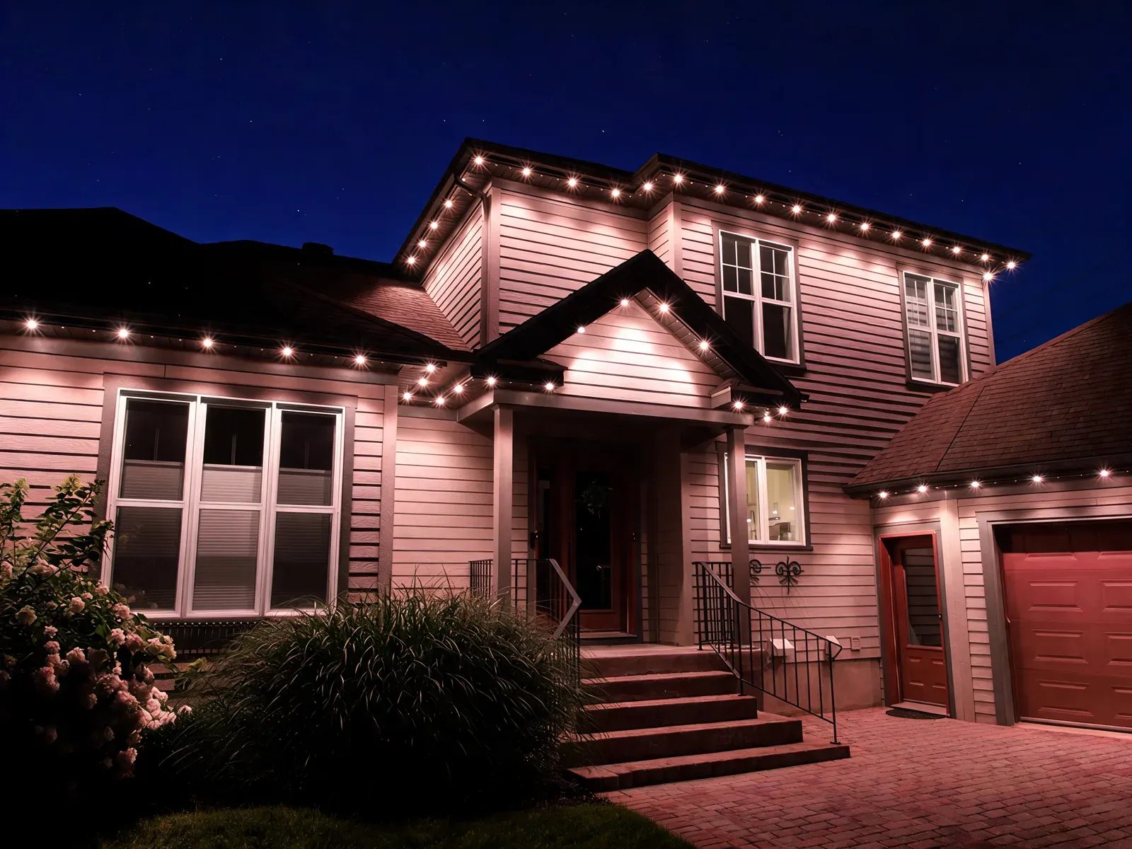 Vision Bleu permanent LED lighting on a Québec home