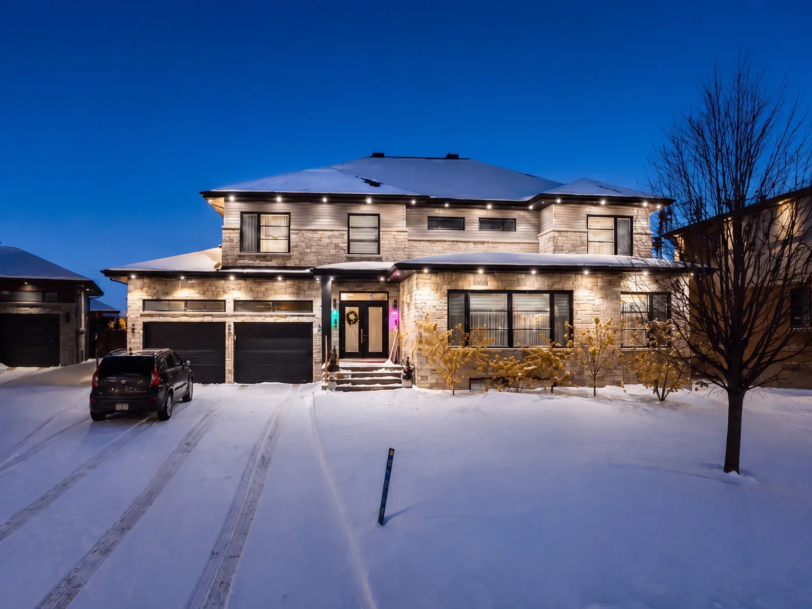Vision Bleu permanent LED lighting on a Québec home