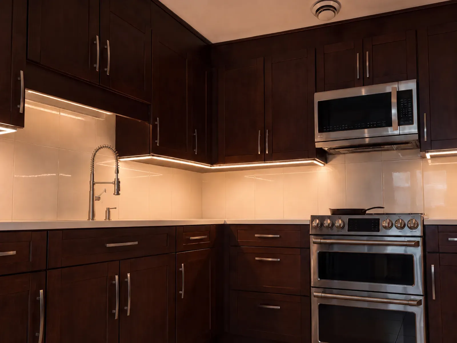 Vision Bleu permanent LED under-cabinet lighting in a Québec kitchen — view 2