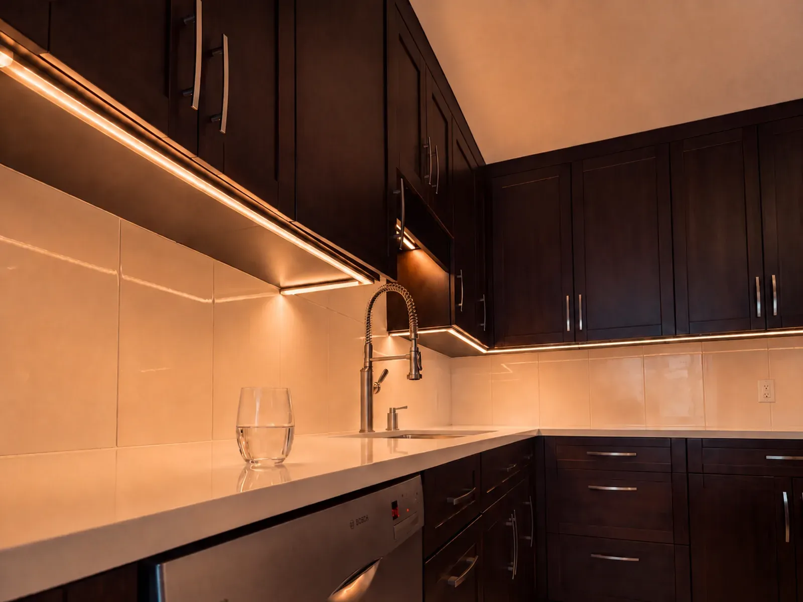 Vision Bleu permanent LED under-cabinet lighting in a Québec kitchen — view 3