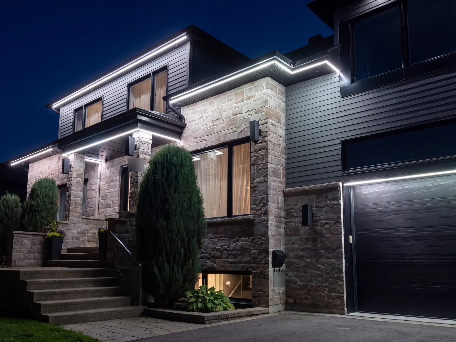 Vision Bleu permanent LED lighting on a Québec home — view 2