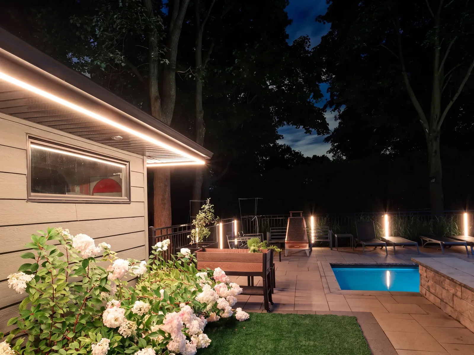 Vision Bleu permanent LED lighting on a Québec home — view 3