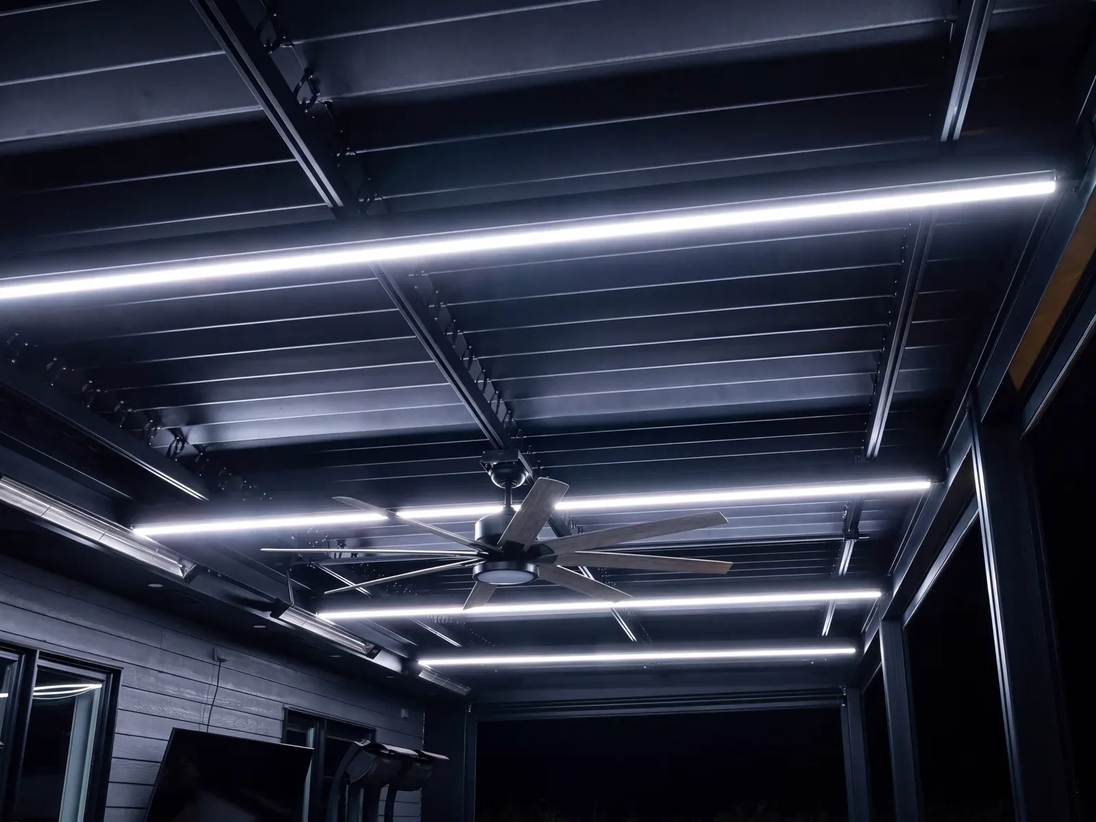 Vision Bleu permanent LED lighting on a Québec home — view 4