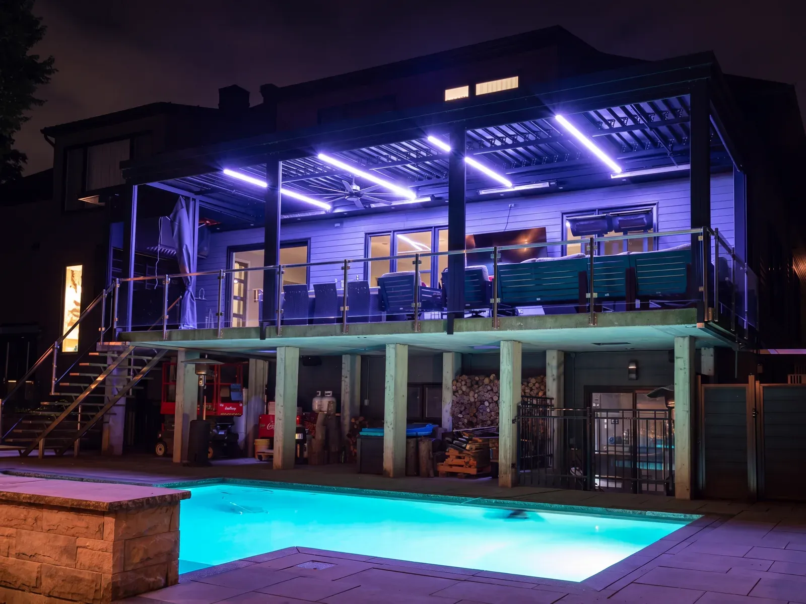 Vision Bleu permanent LED lighting on a Québec home — view 5