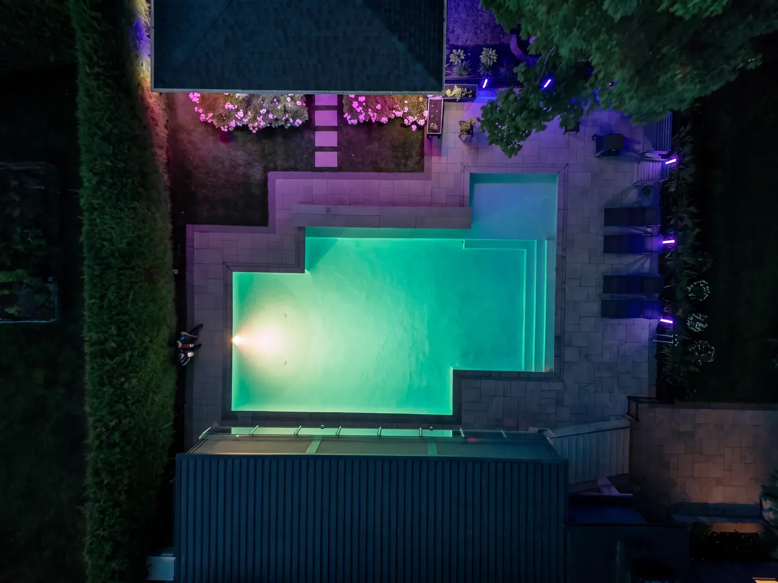 Vision Bleu permanent LED lighting on a Québec home — view 6