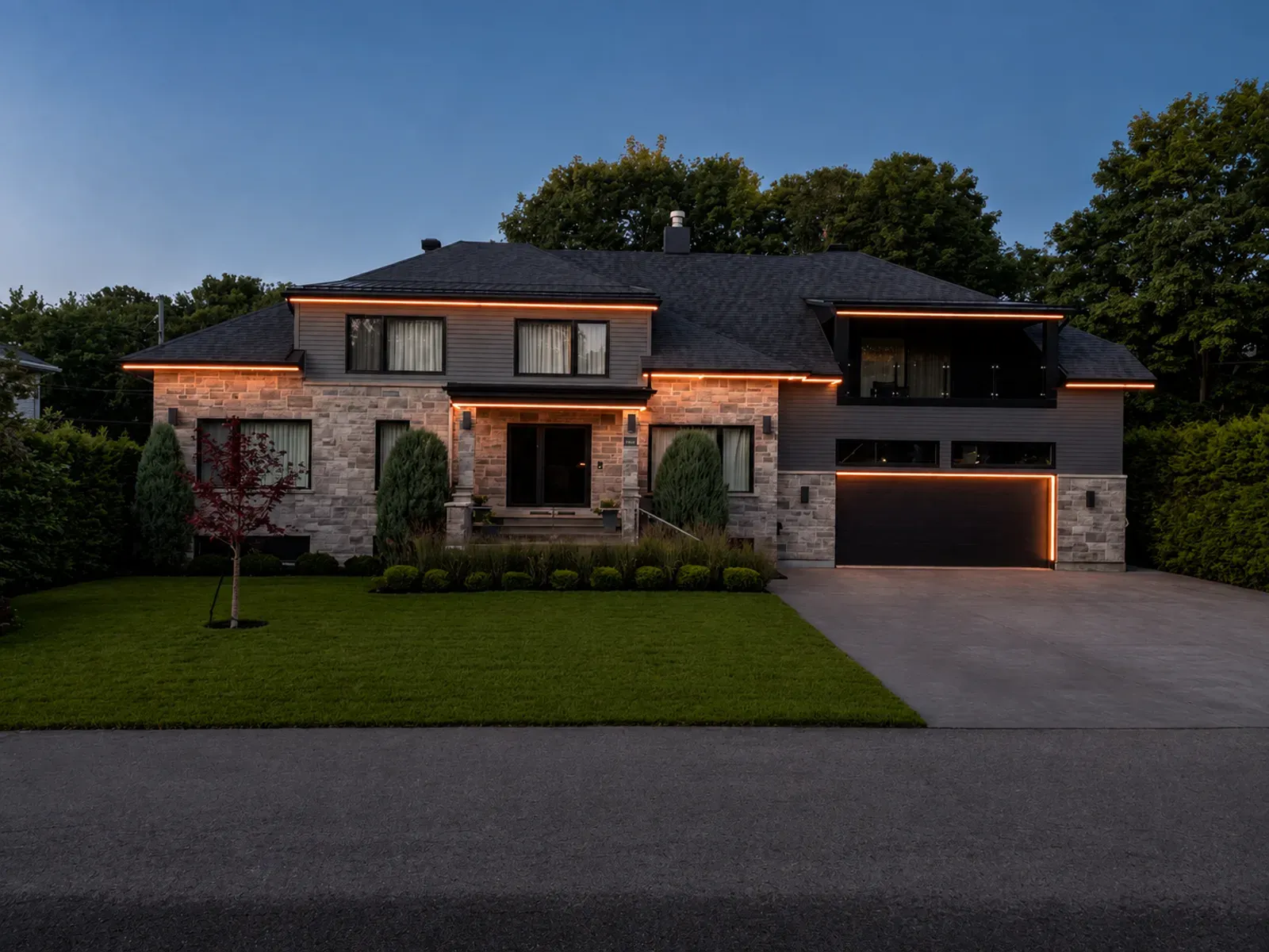 Vision Bleu permanent LED lighting on a Québec home