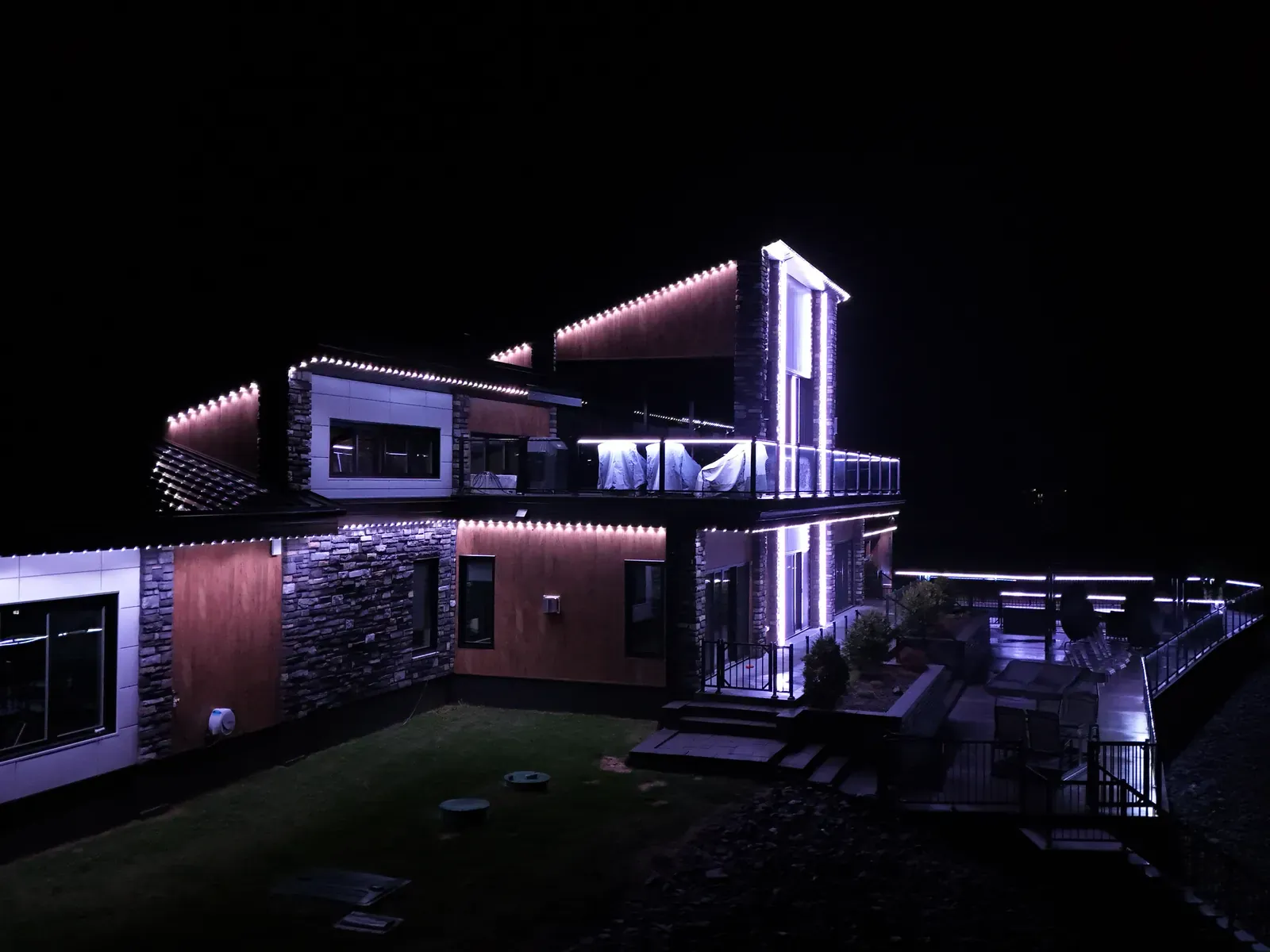 Vision Bleu permanent LED lighting on a Québec home — view 2