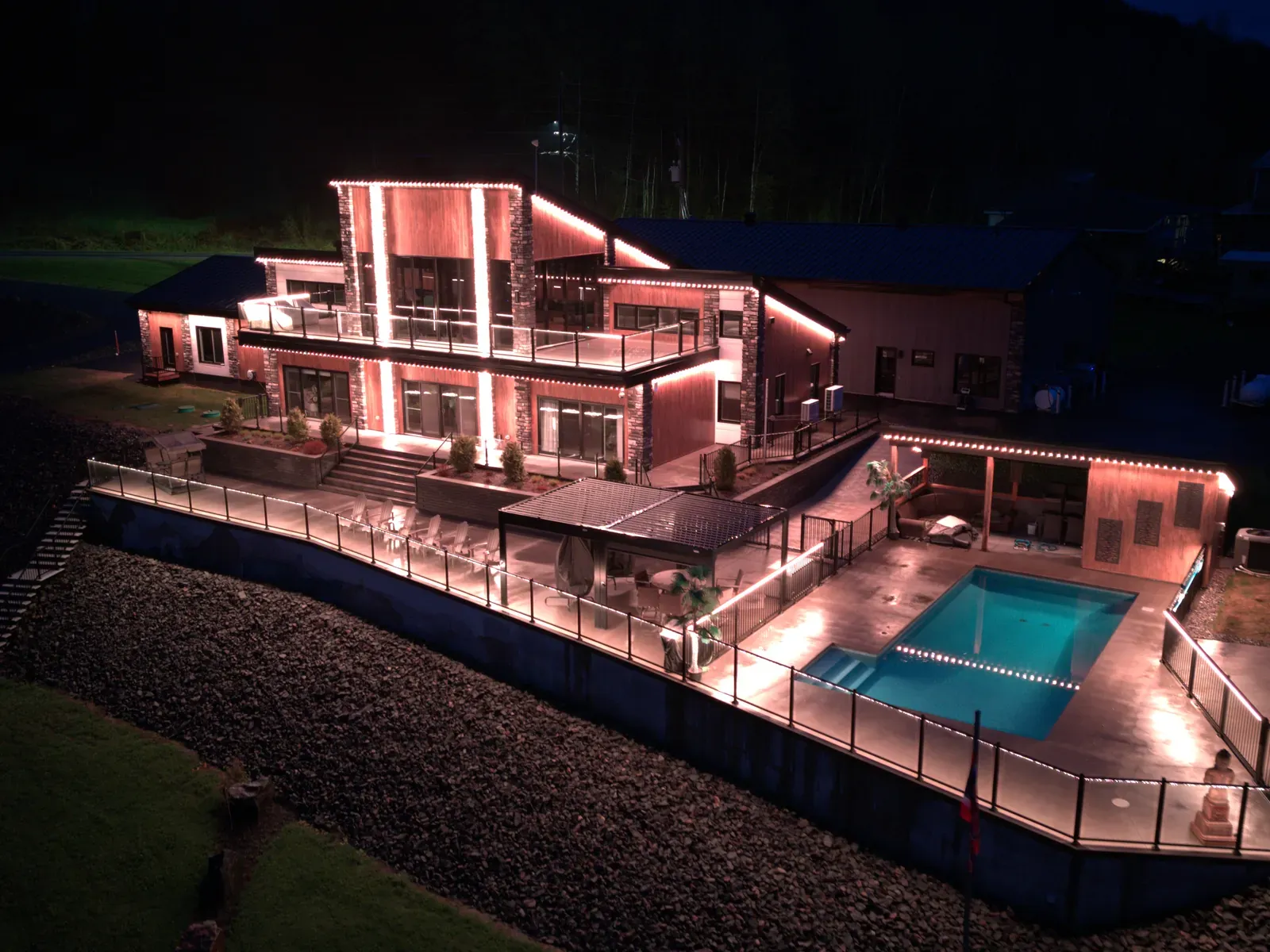 Vision Bleu permanent LED lighting on a Québec home — view 3
