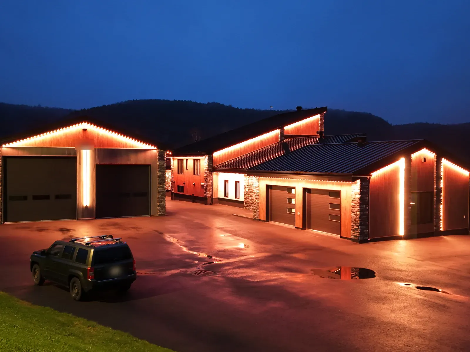 Vision Bleu permanent LED lighting on a Québec home — view 4