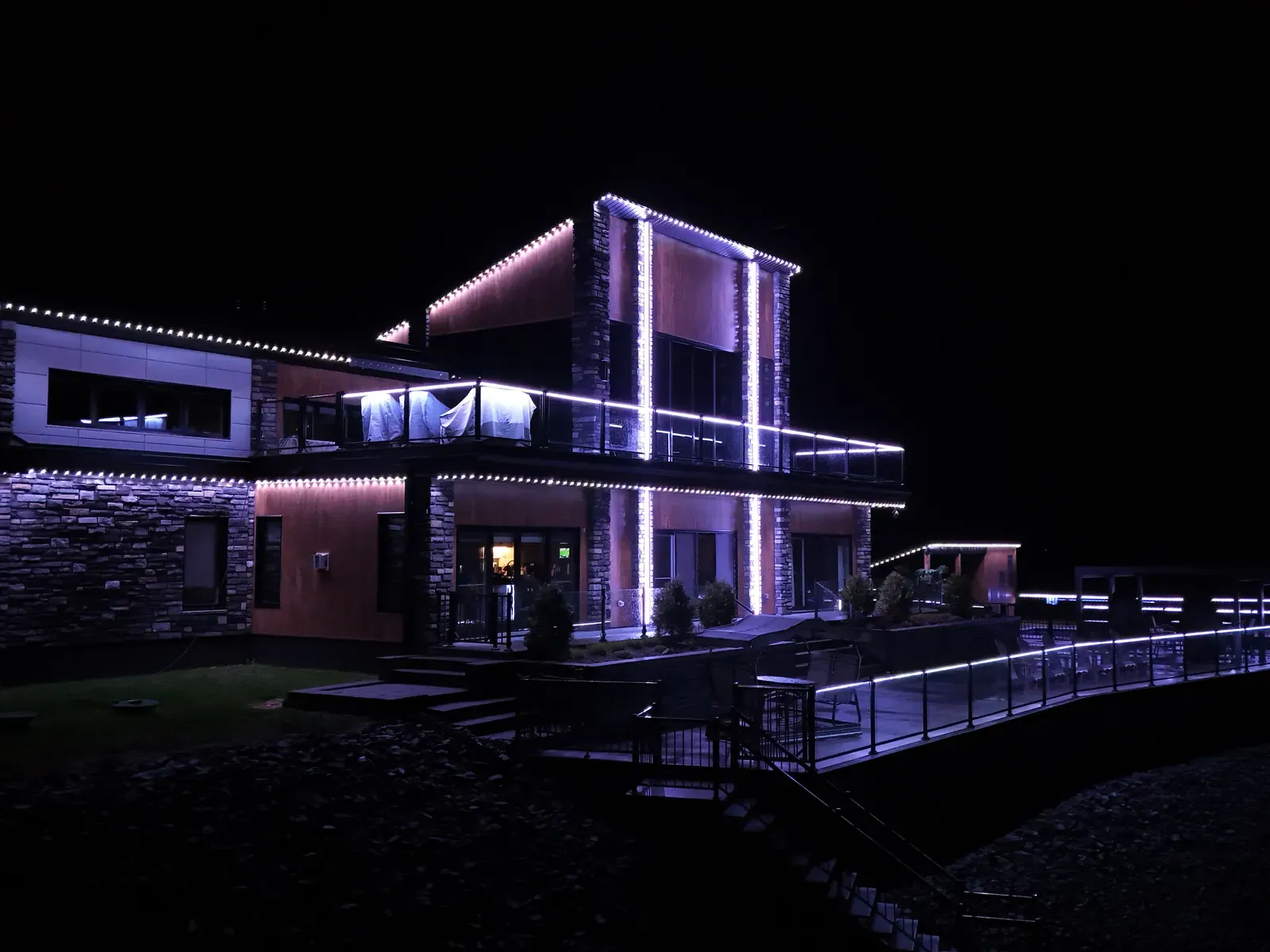 Vision Bleu permanent LED lighting on a Québec home