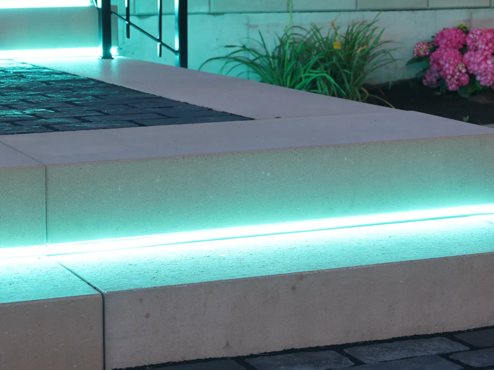 Vision Bleu permanent LED lighting on a restaurant terrace — view 3
