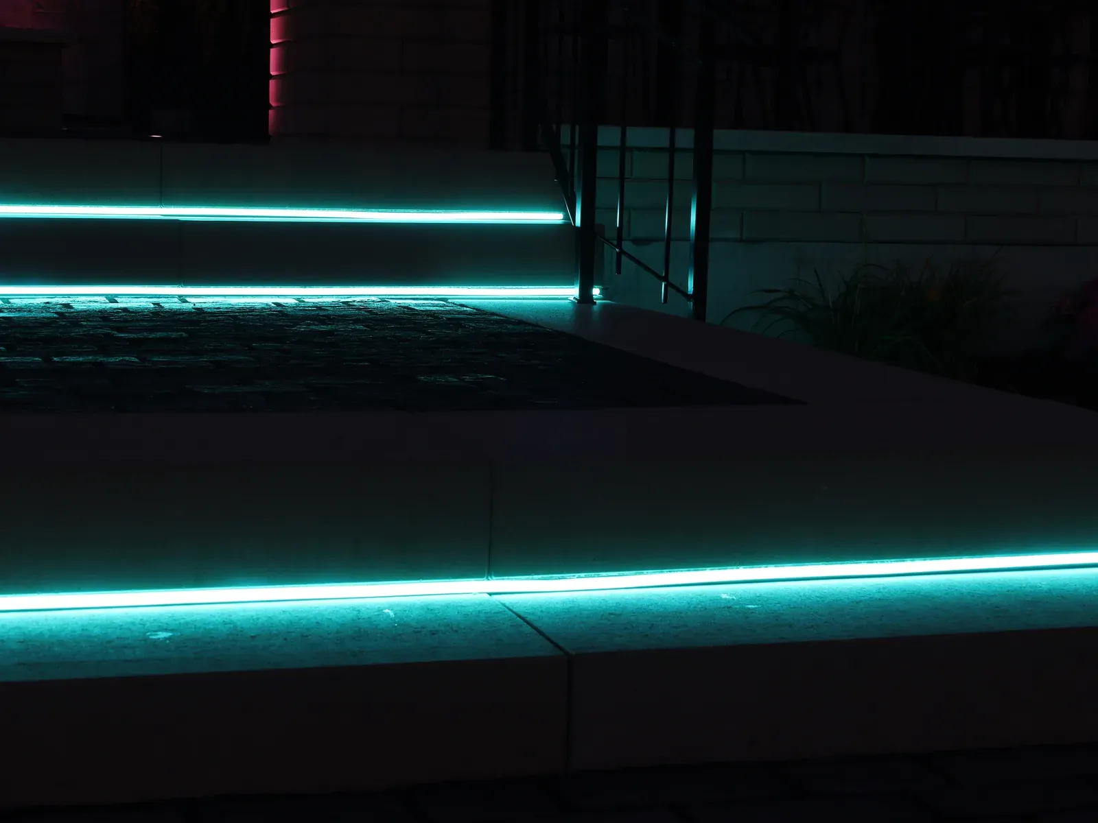 Vision Bleu permanent LED lighting on a restaurant terrace — view 4
