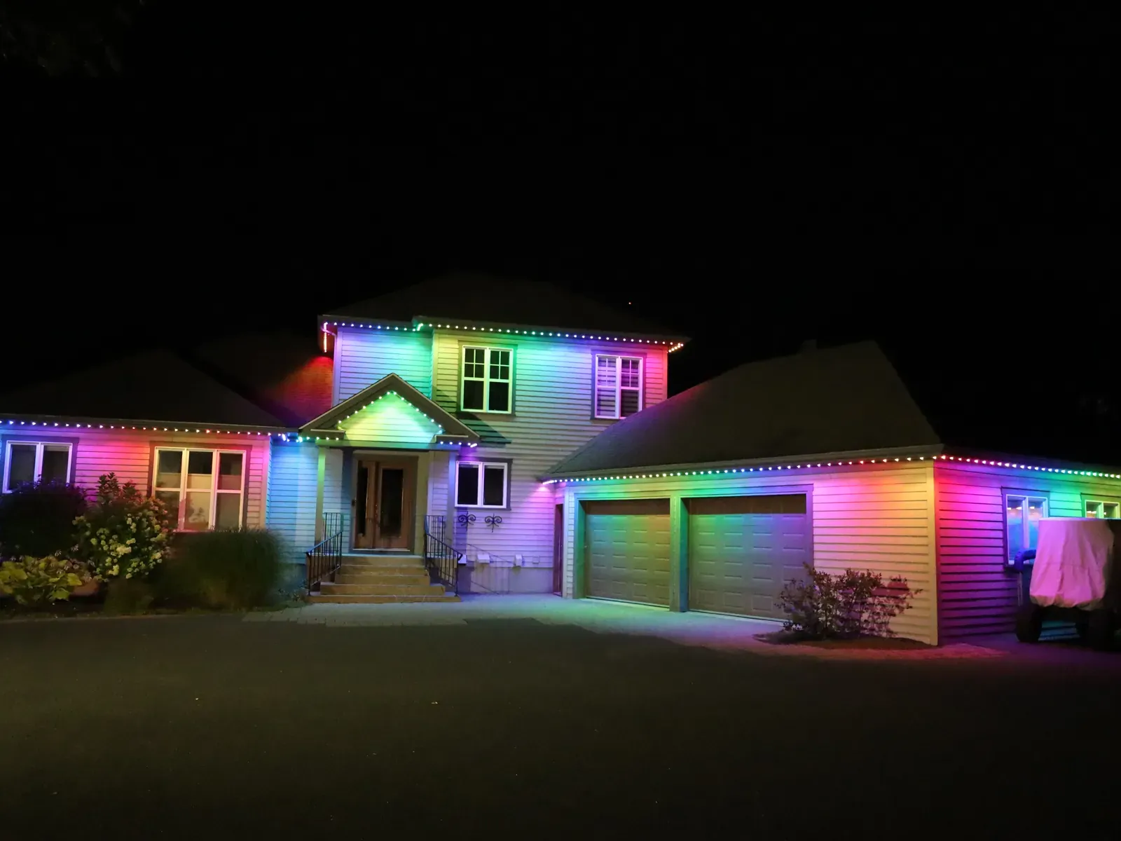 Vision Bleu permanent LED lighting on a Québec home — view 2