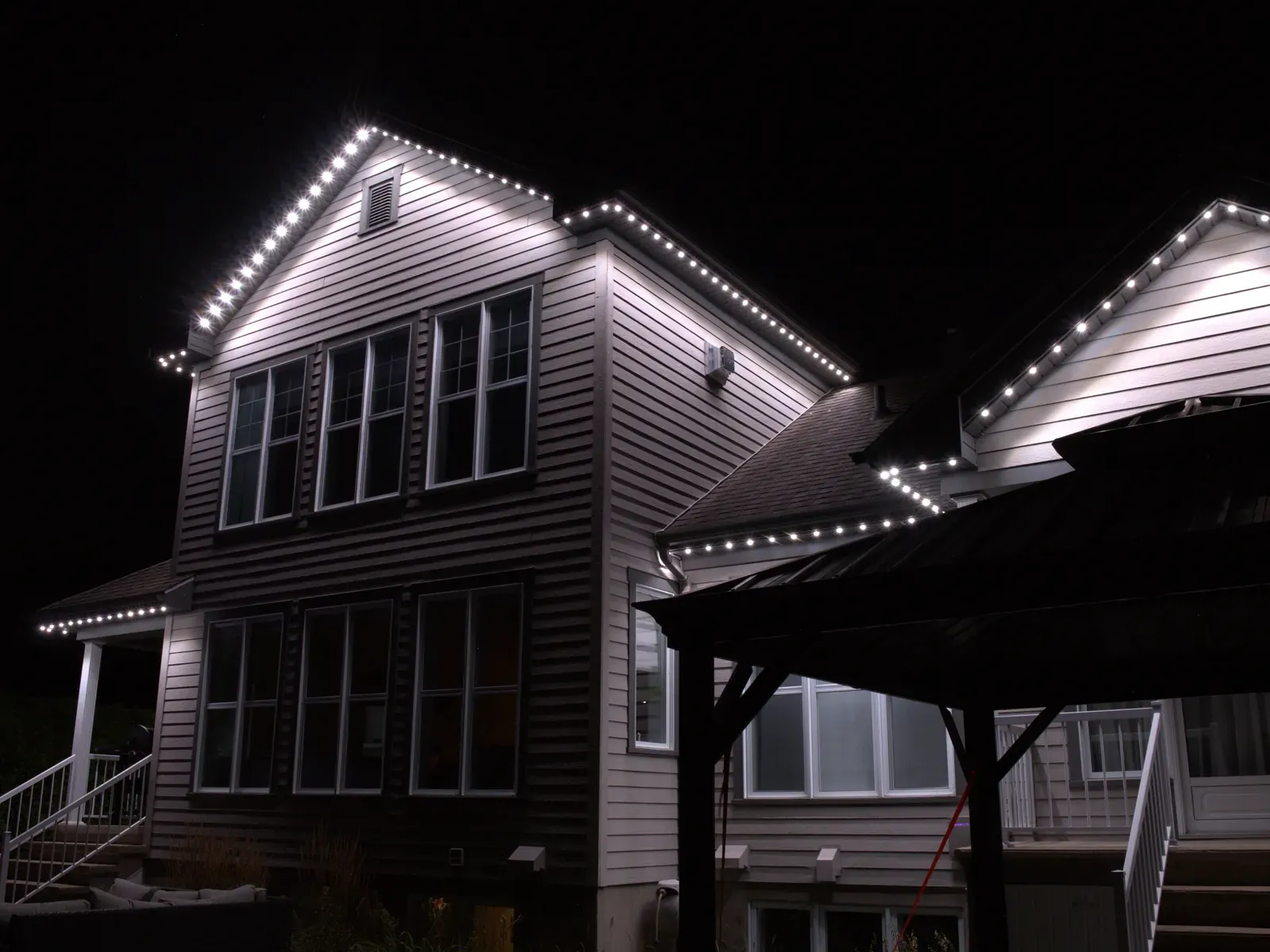 Vision Bleu permanent LED lighting on a Québec home — view 3