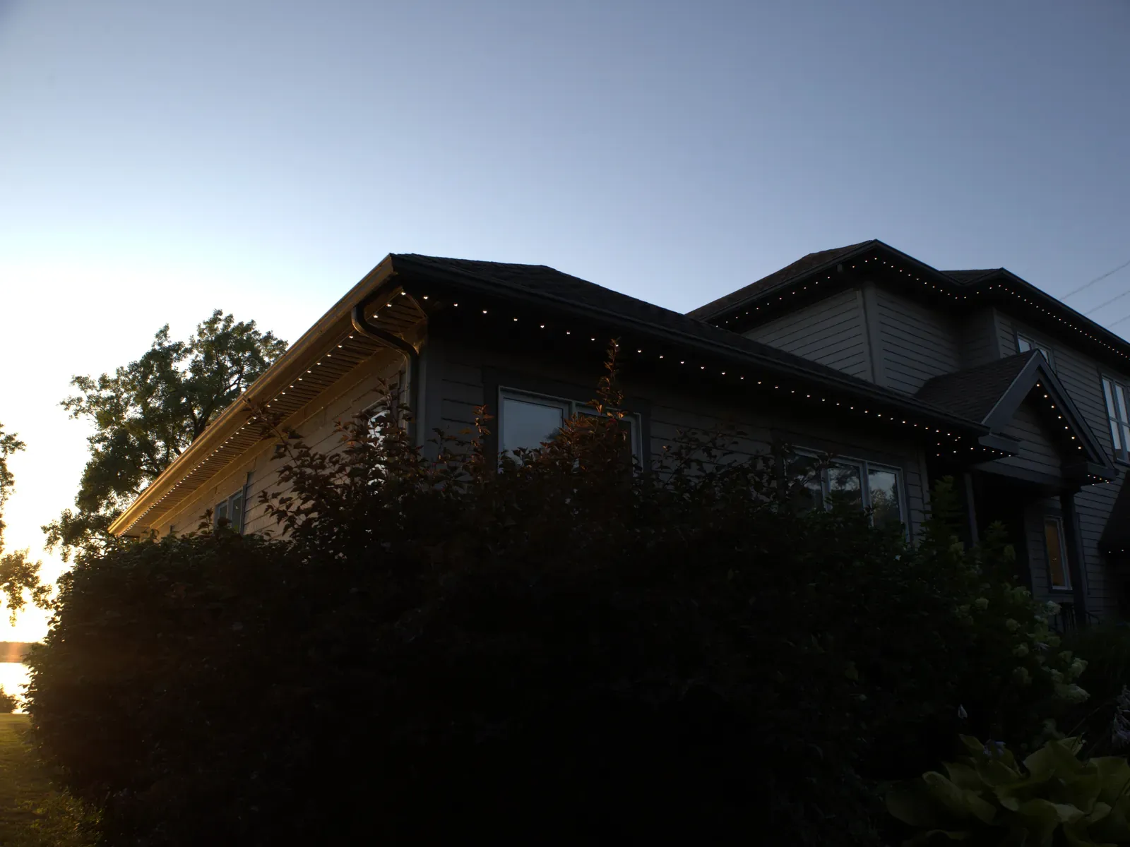 Vision Bleu permanent LED lighting on a Québec home — view 5