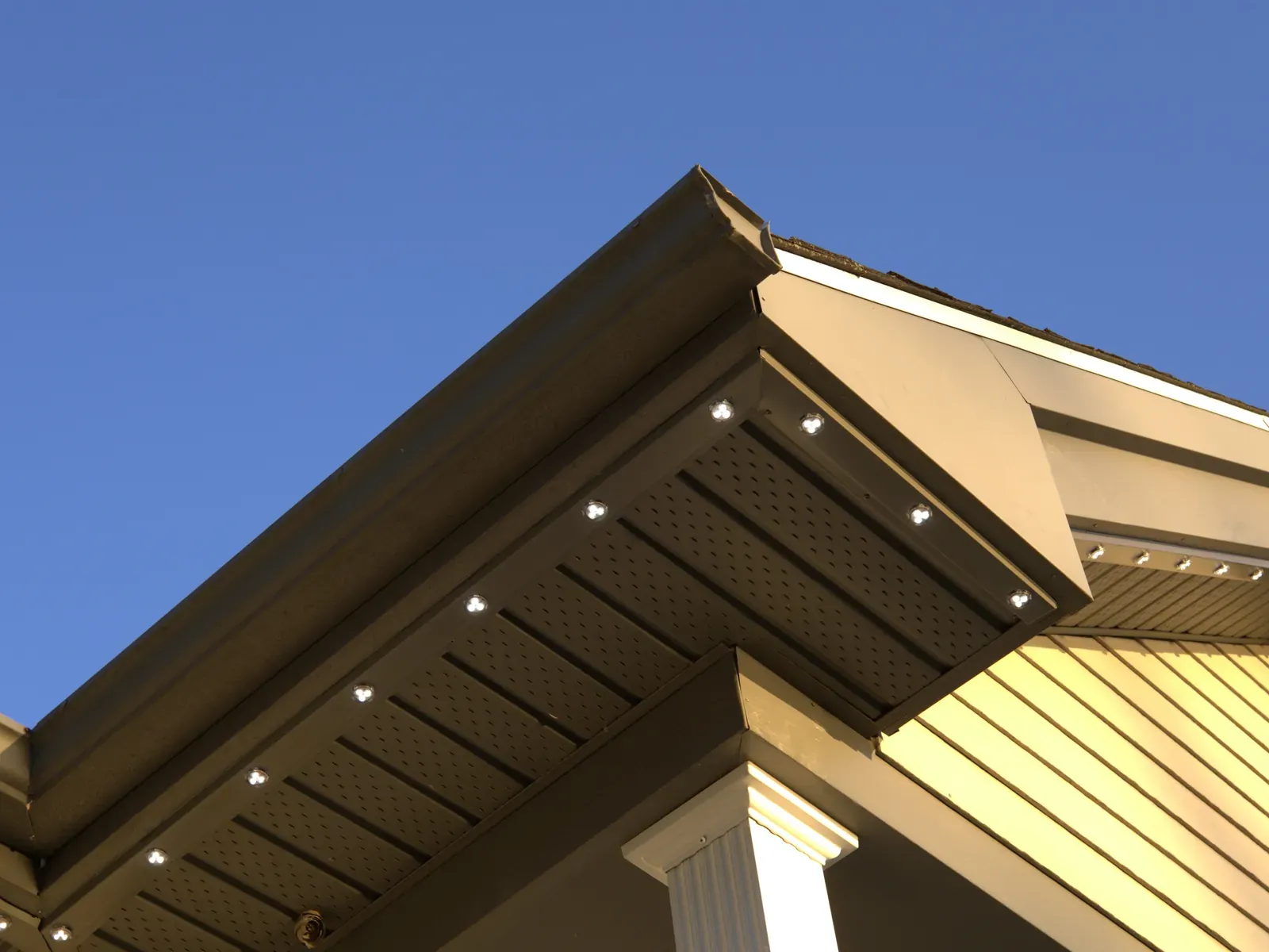 Vision Bleu permanent LED lighting on a Québec home — view 7