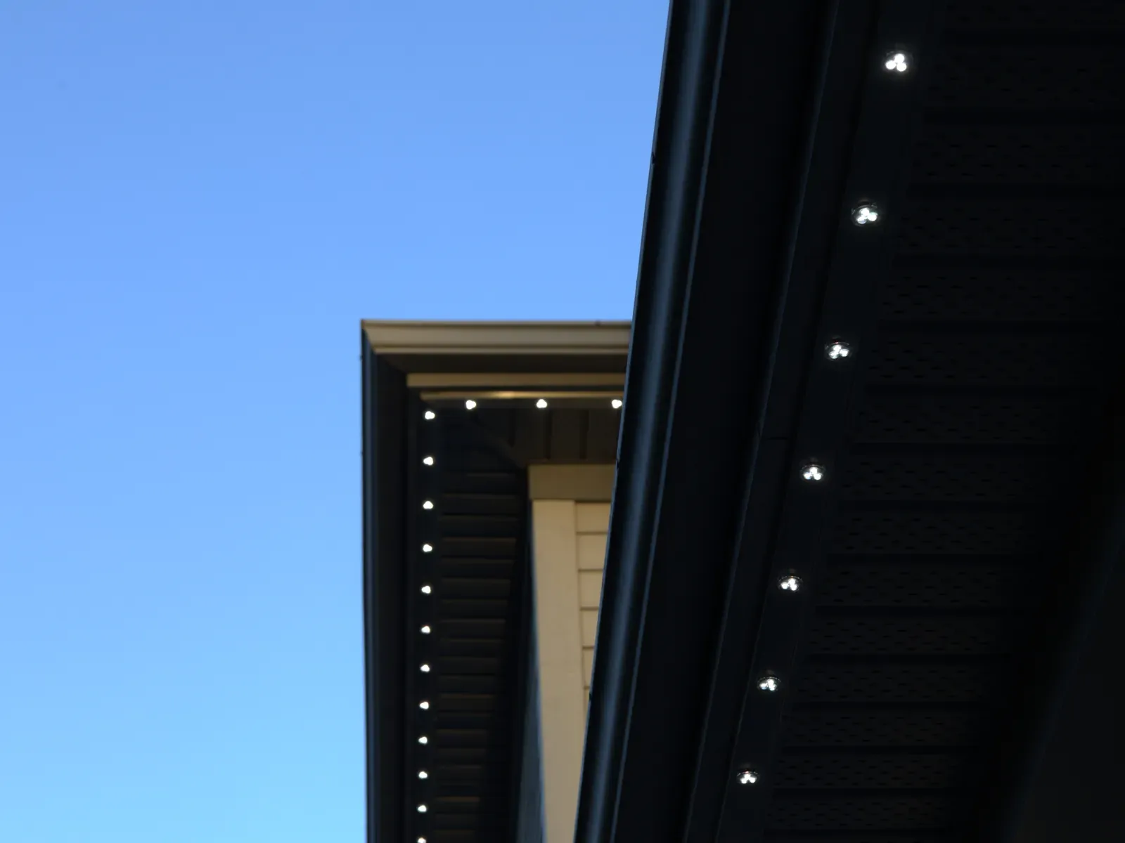 Vision Bleu permanent LED lighting on a Québec home — view 8