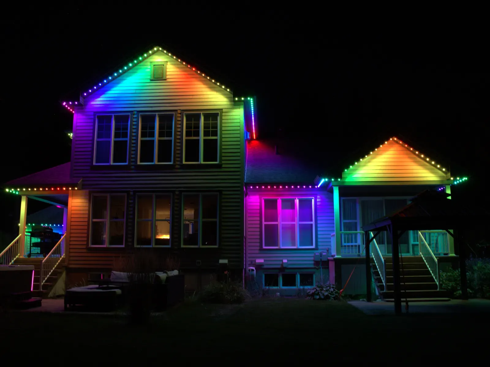 Vision Bleu permanent LED lighting on a Québec home