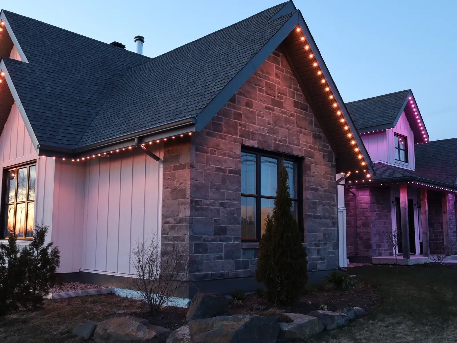 Vision Bleu permanent LED lighting on a Québec home — view 2