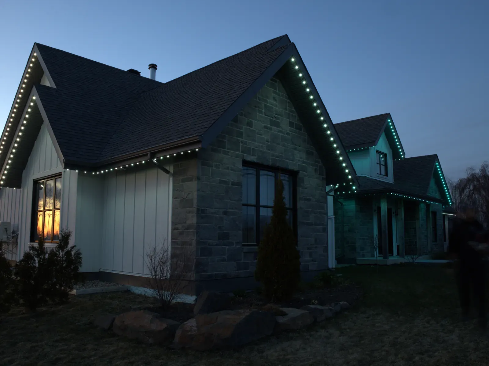 Vision Bleu permanent LED lighting on a Québec home — view 3