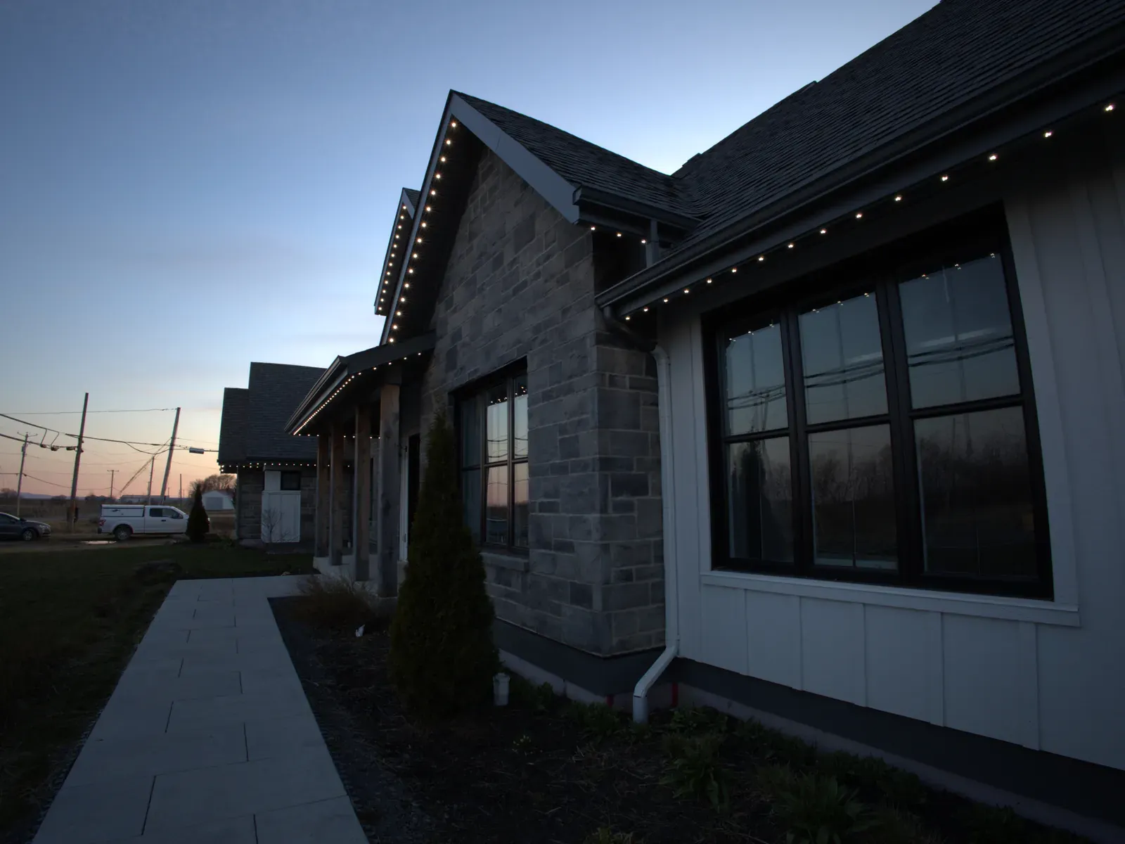 Vision Bleu permanent LED lighting on a Québec home — view 4