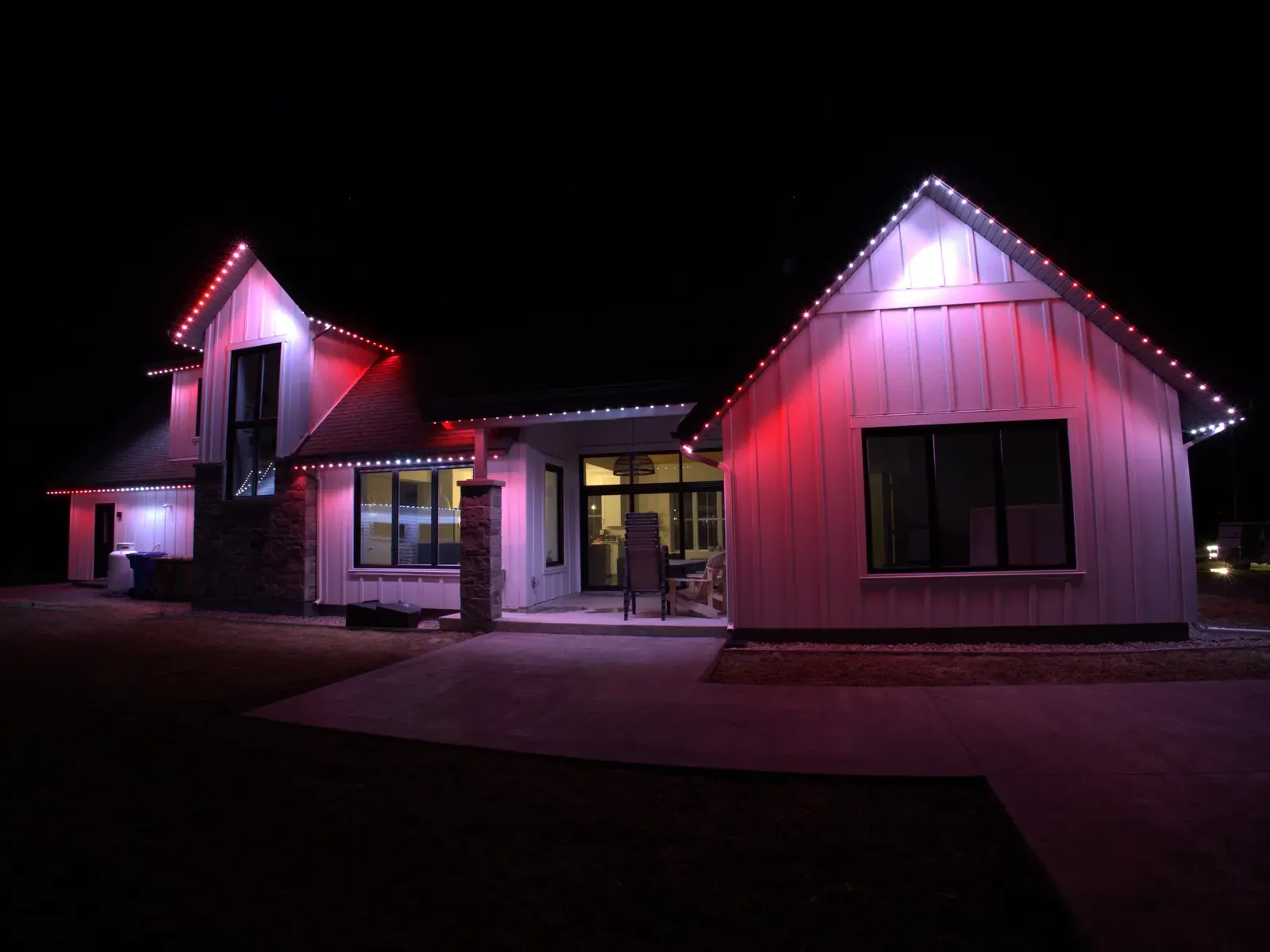 Vision Bleu permanent LED lighting on a Québec home