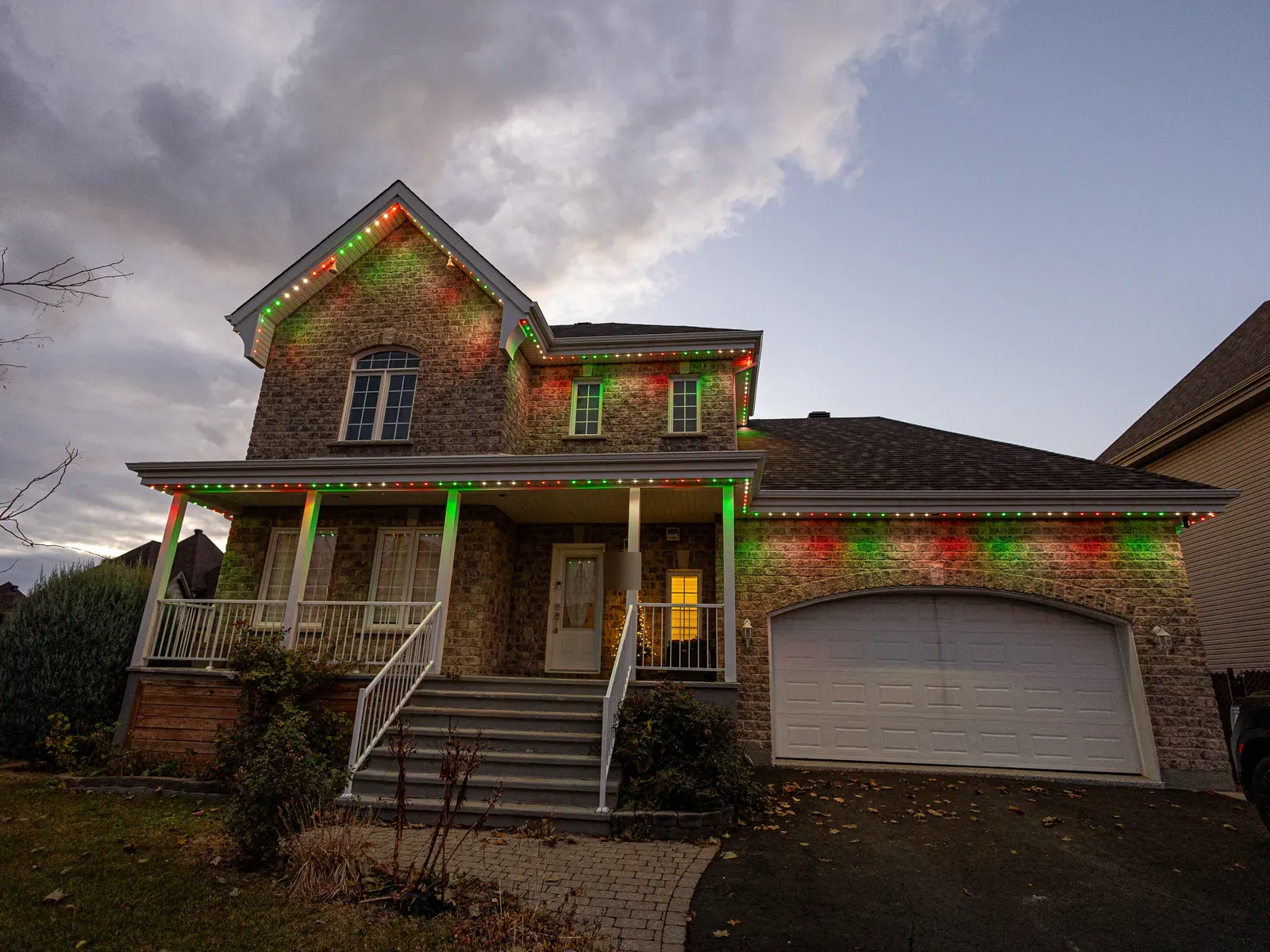 Vision Bleu permanent LED lighting on a Québec home — view 2