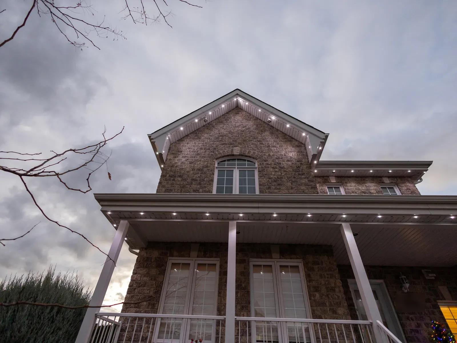 Vision Bleu permanent LED lighting on a Québec home — view 3