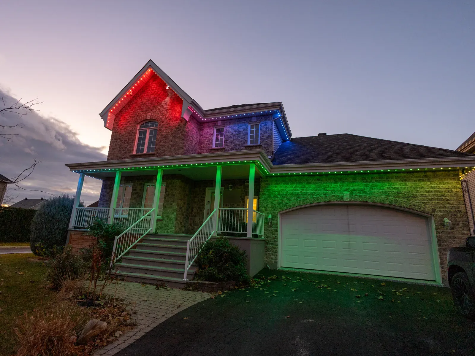 Vision Bleu permanent LED lighting on a Québec home