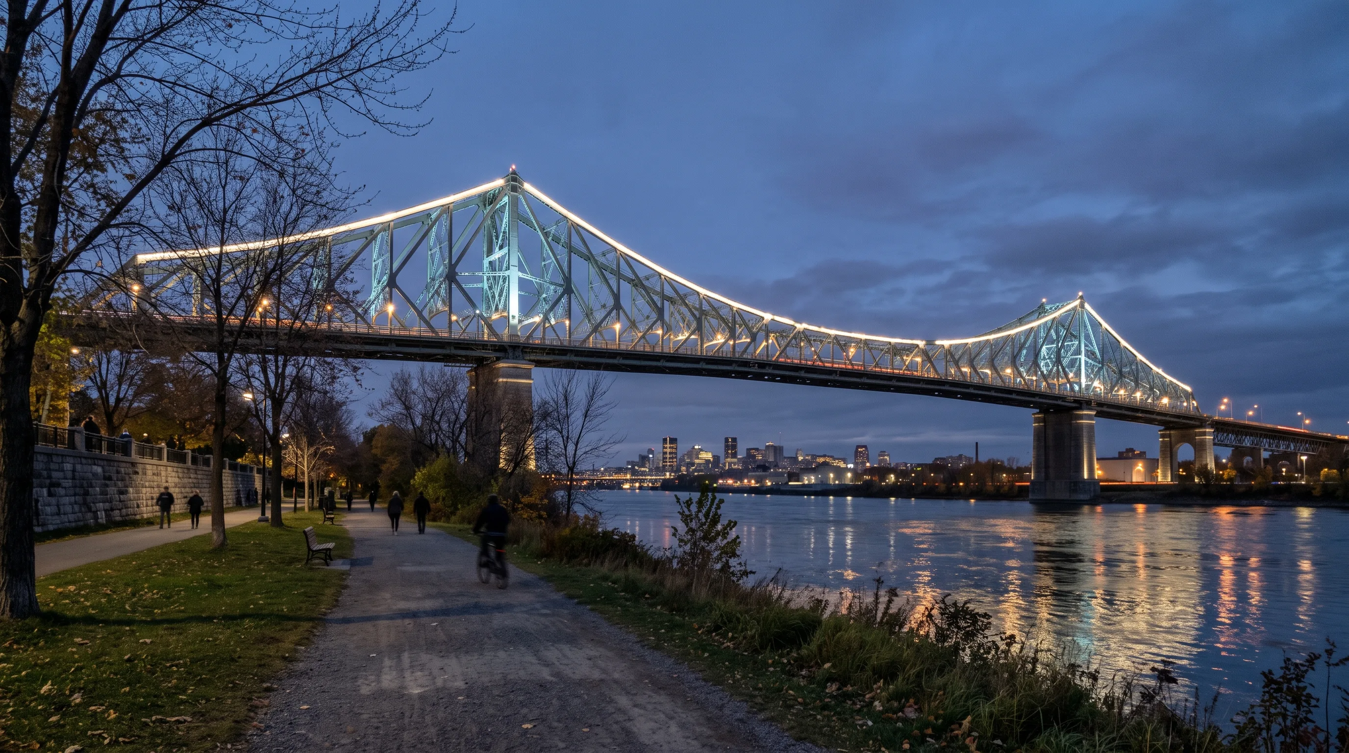 Le pont Jacques-Cartier au crépuscule, ses tours et son treillis d'acier soulignés par une illumination continue à DEL dirigée sur la structure